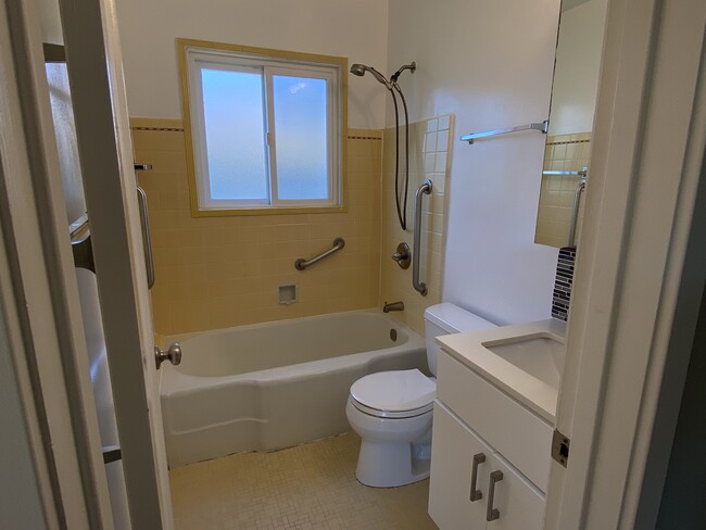 Bathroom - 1410 Glenfield Ave