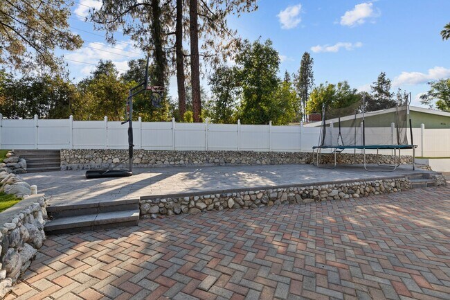 Building Photo - UPGRADED SOUTH OF THE BOULEVARD HOME WITH ...