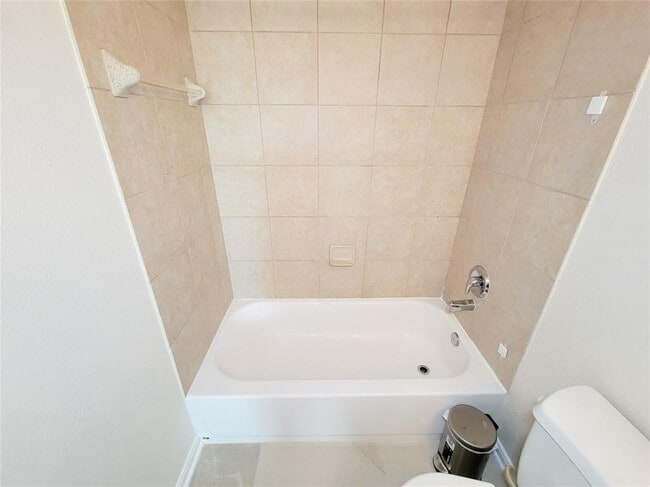 Building Photo - 1610 Pointe Leone