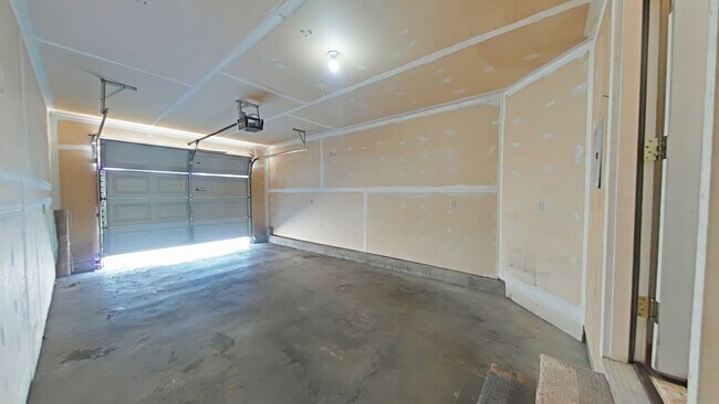Building Photo - Gorgeous 2 Bedroom 1 Bathroom Townhouse St...