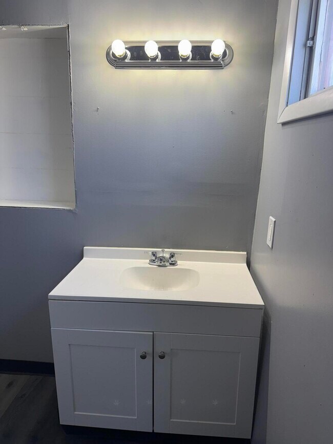 Building Photo - 1802 W Keefe Ave