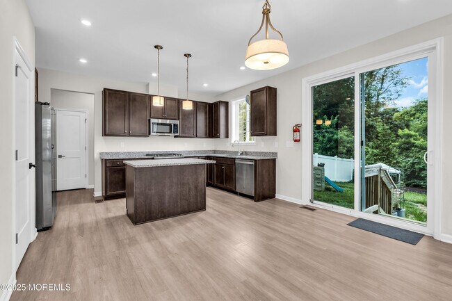 Building Photo - 317 Tulip Ct