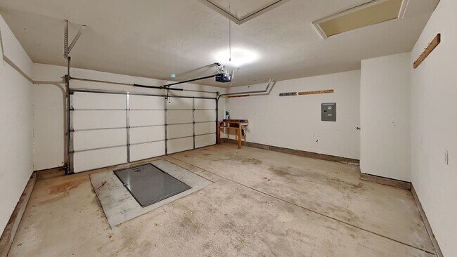 Building Photo - 3 Bedroom 2 Bath 2 Car Garage in Deer Creek Schools