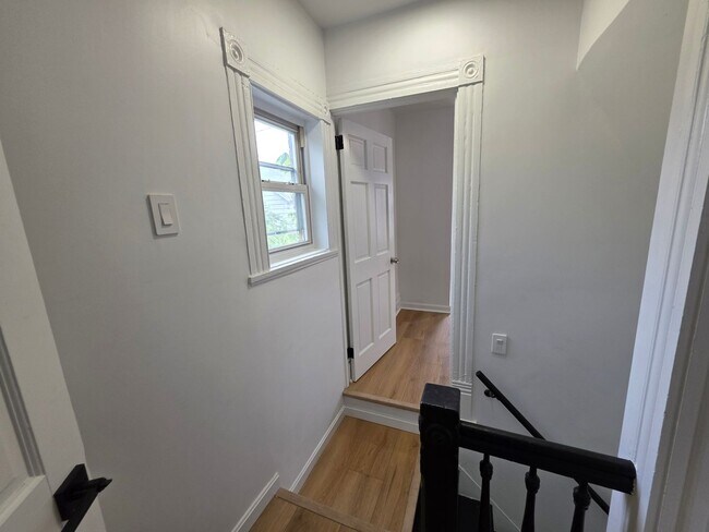 Building Photo - Space 3 bed 1 bath house for rent in Braddock!