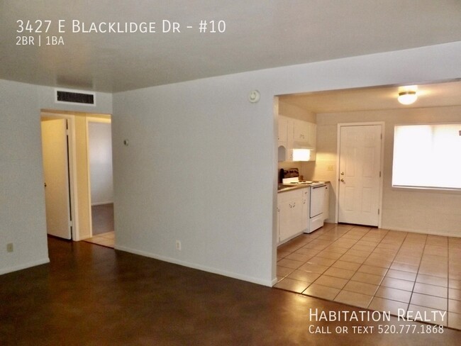 Building Photo - Lovely 2Bed/1Bath with a Community Pool in...