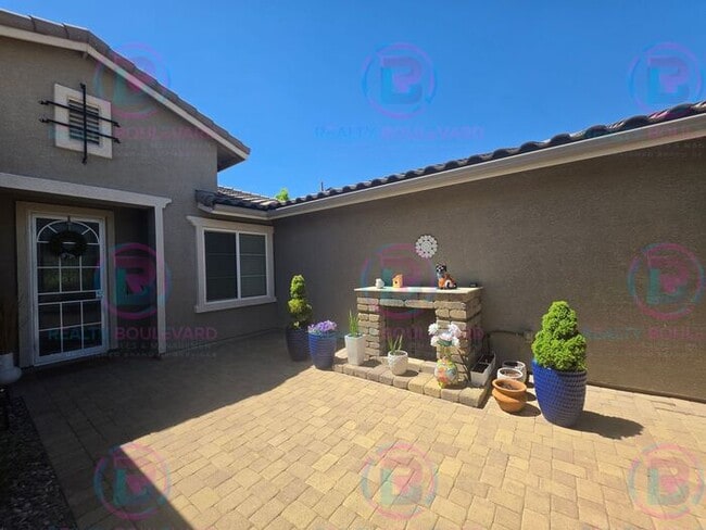 Building Photo - 3 Bedroom 2.5 Bathroom Home in Somersett with Resort Style Living and gold course views