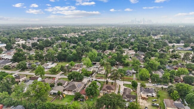 Building Photo - 631 Apache St