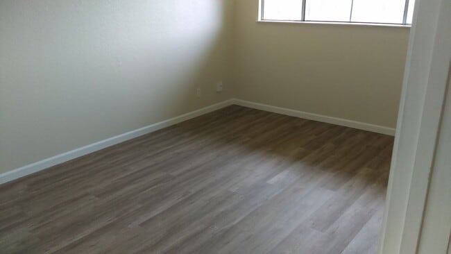 Building Photo - Nice and Clean 2 Bedroom 1 Bath Duplex in Orangevale