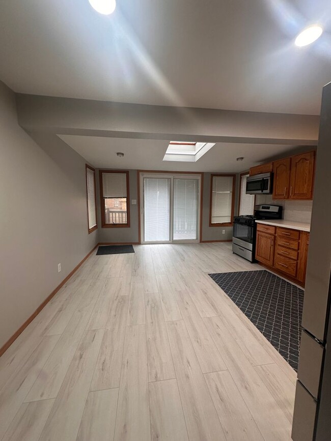 Building Photo - Welcome home- Large 3 Bedroom Home
