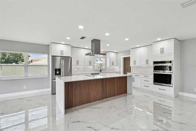 Building Photo - 3913 Fontainebleau Dr