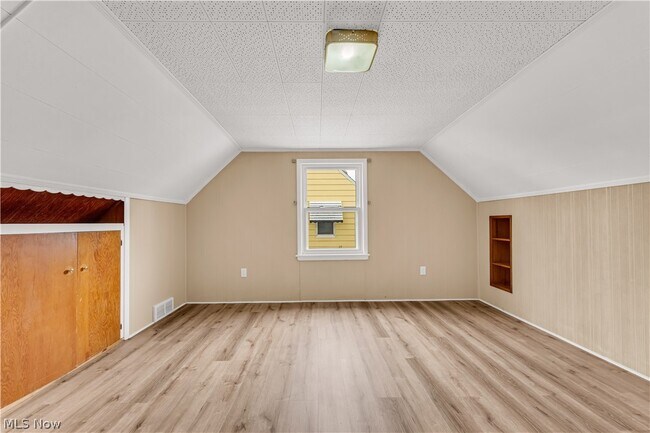 Building Photo - 655 E 240th St