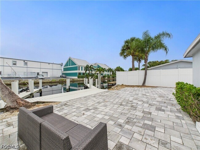 Building Photo - 567 13th St N