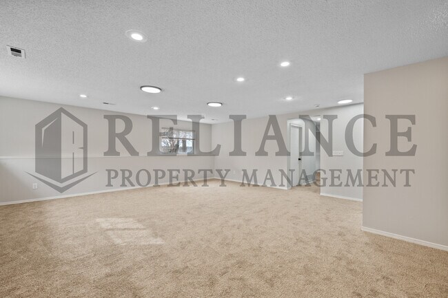 Building Photo - 215 Peachwood Dr