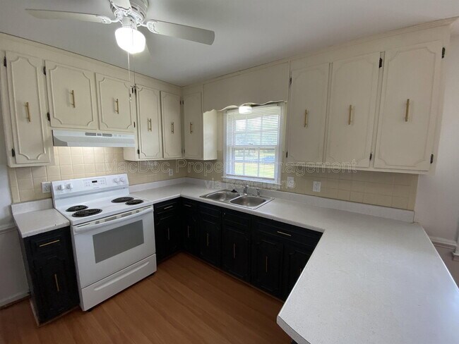 Building Photo - 1804 Sherwood Dr