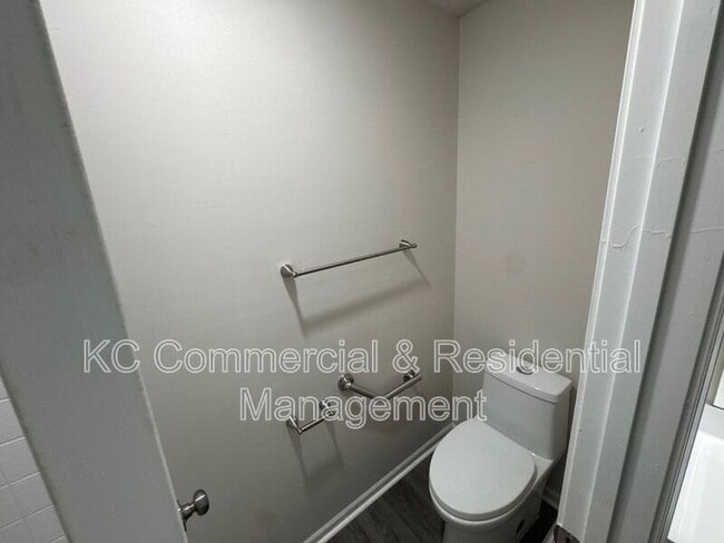 Building Photo - 5716 N London Ave