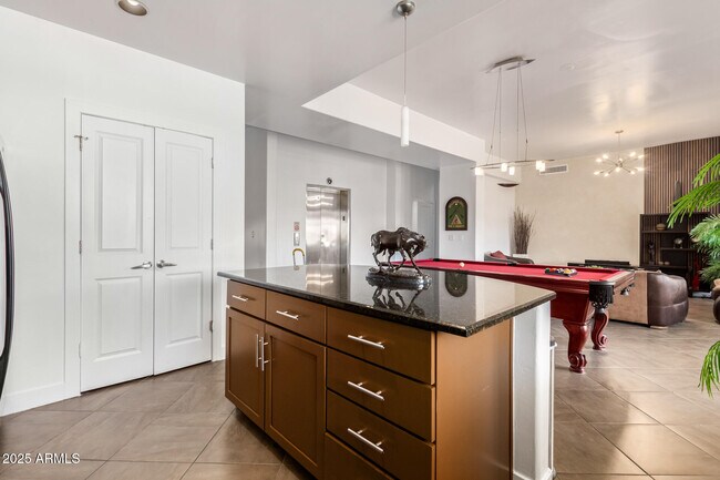 Building Photo - 945 E Playa Del Norte Dr