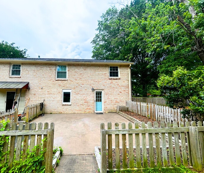 Primary Photo - 8070 Esterbrook Dr
