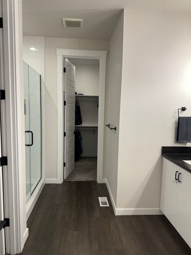 Building Photo - Beautiful Home with lots of upgrades.... A...