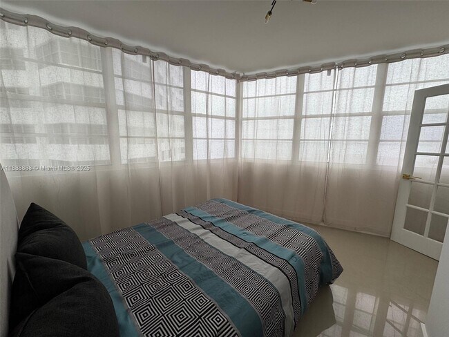 Building Photo - 999 Brickell Bay Dr