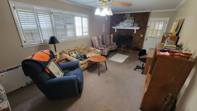 Building Photo - 4 Bed, 2.5 Bath Home Available in Taylors