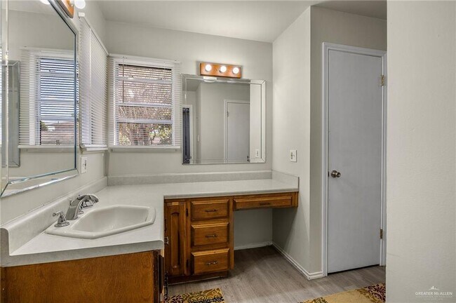 Building Photo - 25 W Kelly Ave