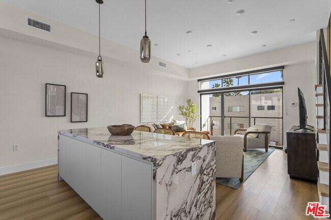 Building Photo - 1318 1/2 N Vista St