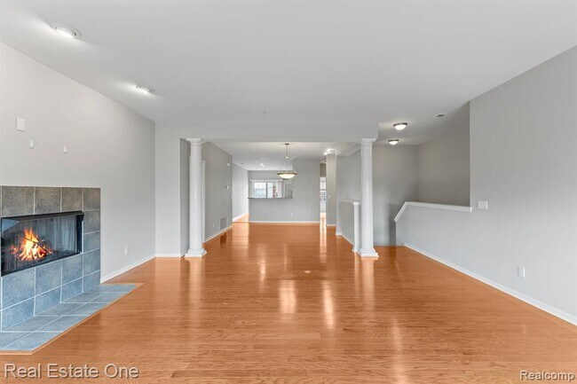 Building Photo - 3091 Camden Dr