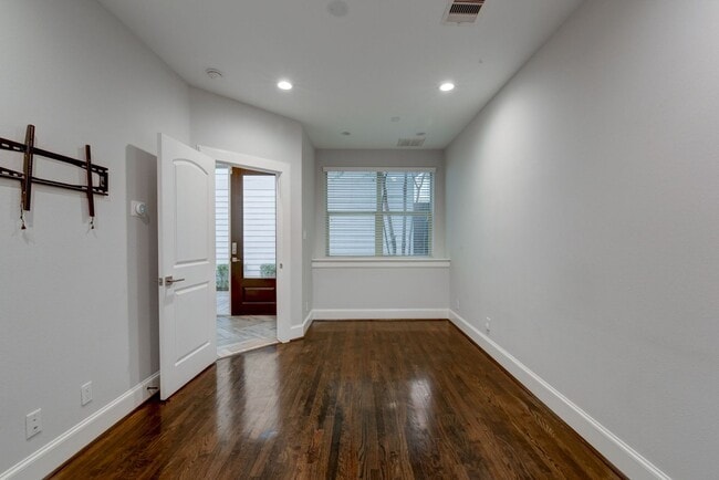 Building Photo - Beautiful 3 bedroom/3.5 bath Mediterranean...