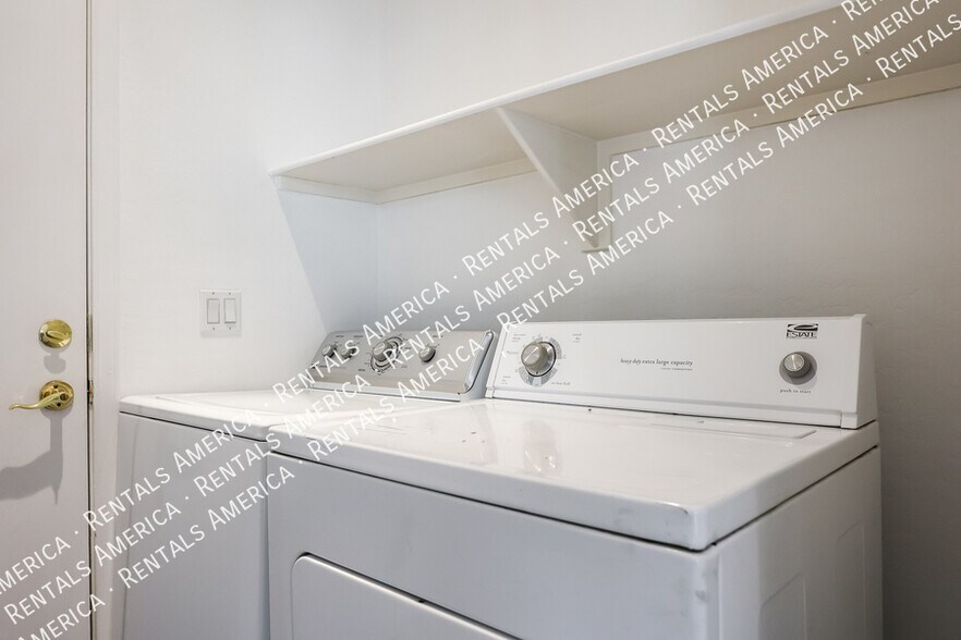 Building Photo - 10417 W Windsor Ave