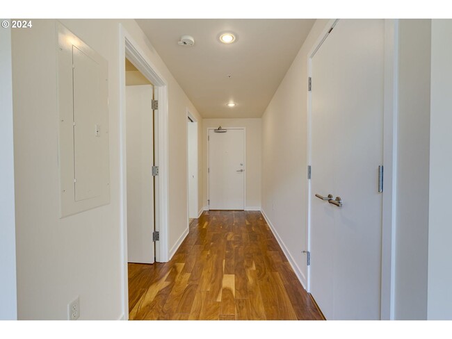 Building Photo - Modern Condo in NW District, Portland! On ...