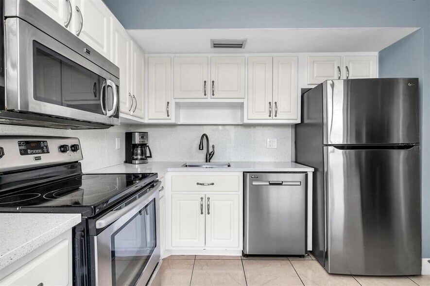 Building Photo - 2800 N Palm Aire Dr