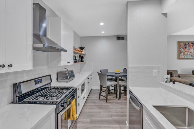 Building Photo - 433 E Tamarack Ave