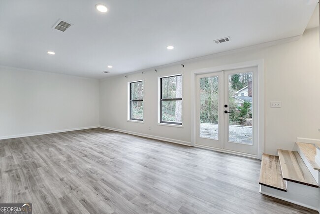 Building Photo - 75 Lakeshore Dr NW