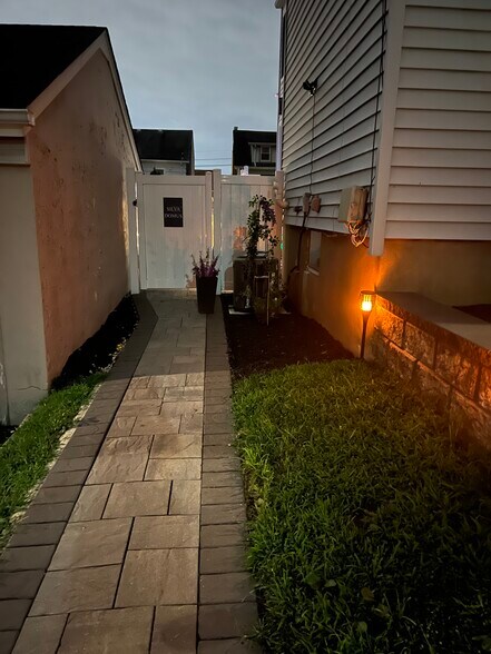 Building Photo - 12 Nutwold Ave