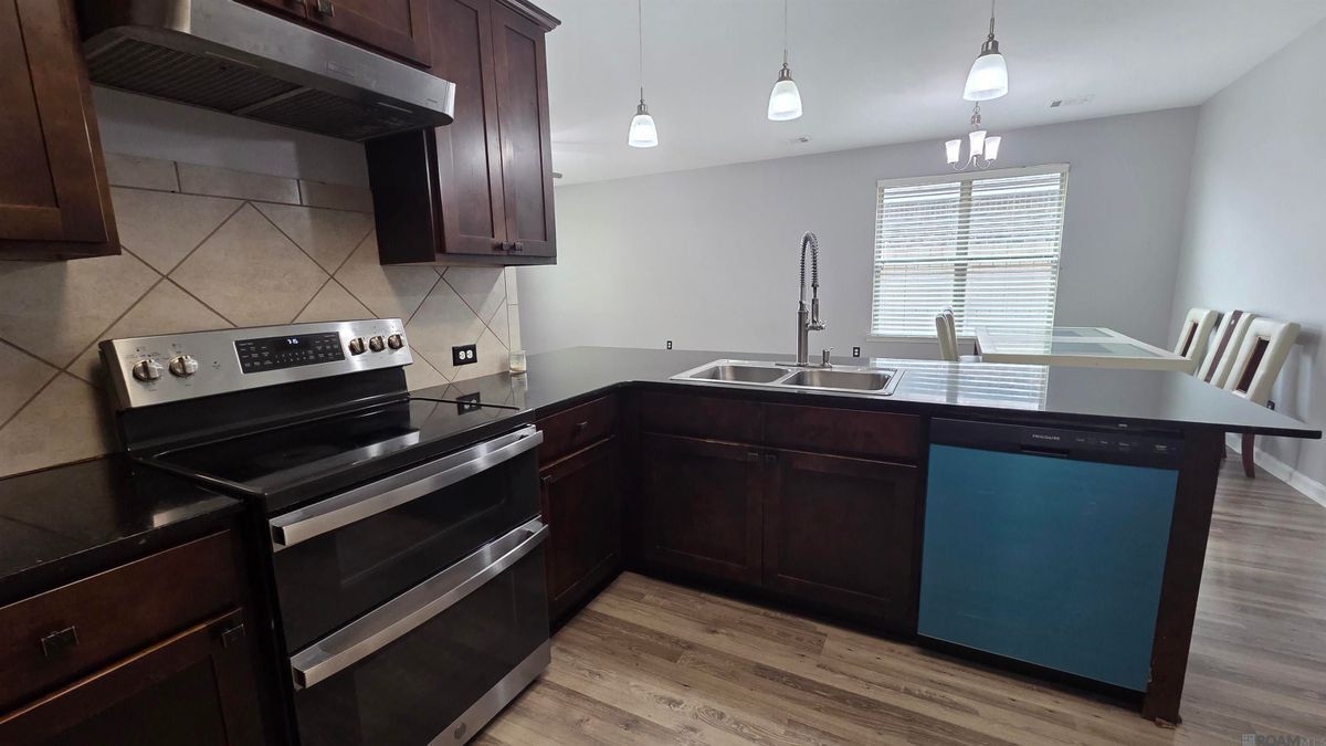 Building Photo - 583 Fall River Dr