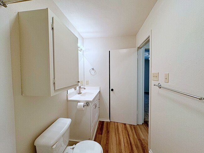 Building Photo - 1 Bedroom Downstairs condo available now! Community Pool