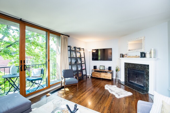 1st Fl Living Room w/ fireplace - 439 W Grant Pl