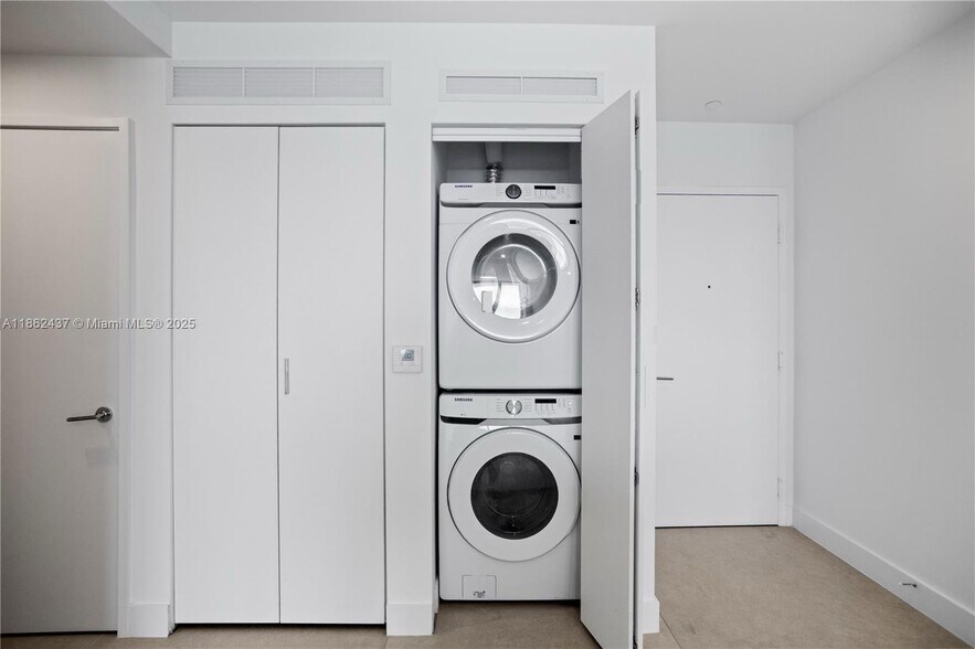 Building Photo - 700 NE 24th St