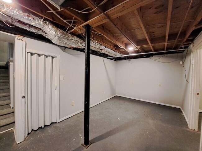 Building Photo - 844 Chandler Dr SW