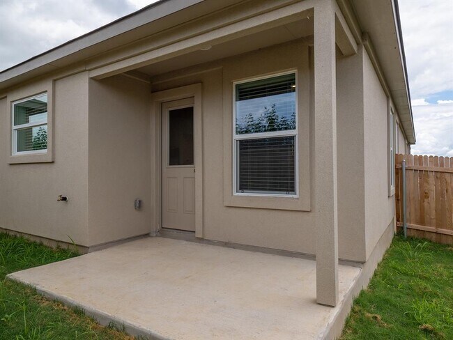 Building Photo - 702 Silver Springs Bend