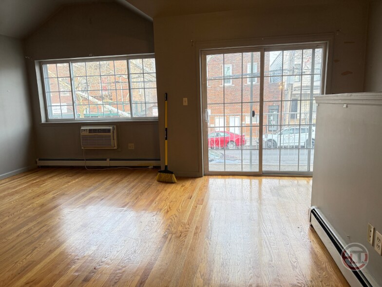 Building Photo - 1561 Mayflower Ave