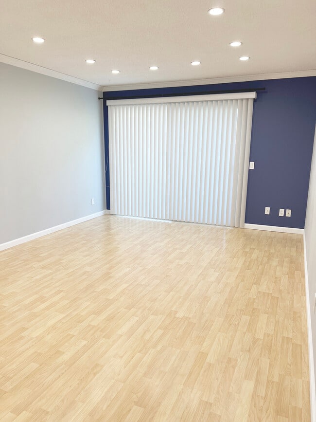 Building Photo - 2452 W Bayshore Rd
