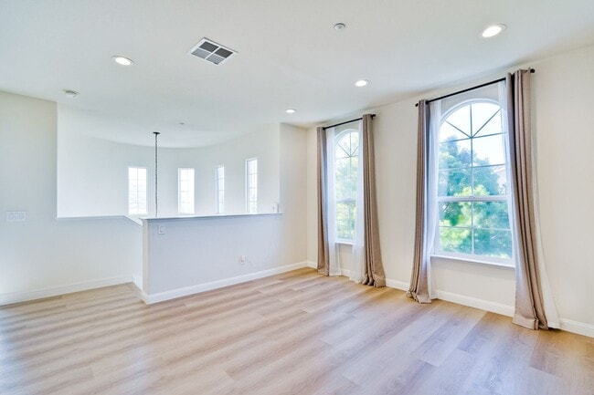 Building Photo - Beautiful 2 Bed 2 Bath End Unit Townhome in Communication Hills!