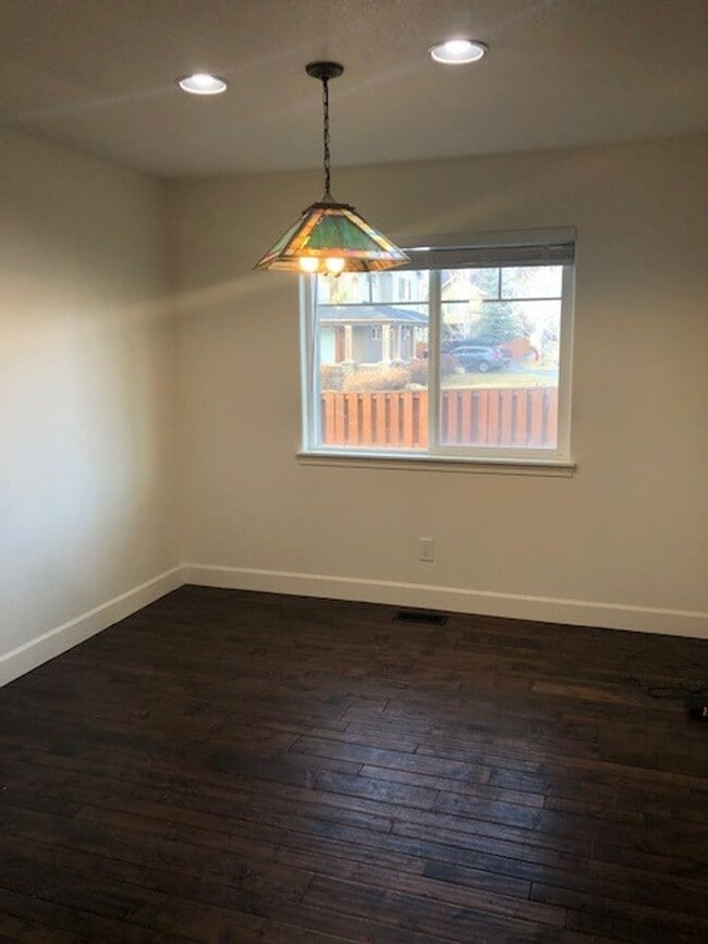 Building Photo - Gorgeous 4 Bedroom Home in Sun Meadow