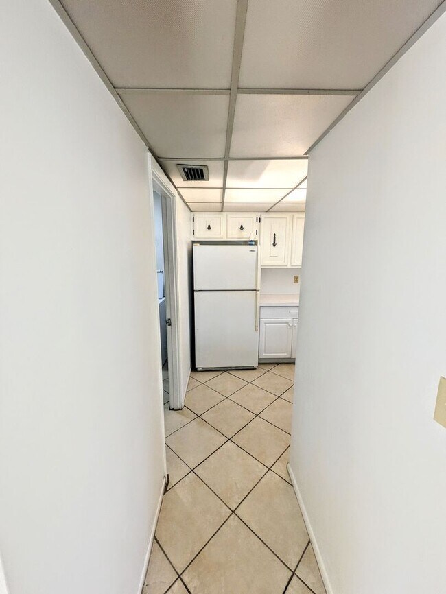 Building Photo - Annual UNfurnished 3-bedroom, 2/ 1/2 bathr...