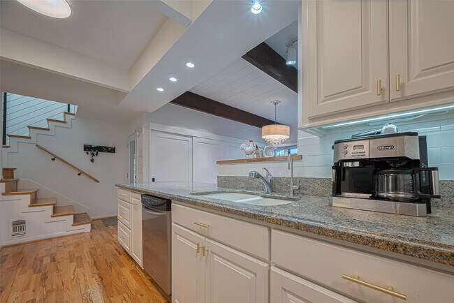 Building Photo - 5368 Brownway St