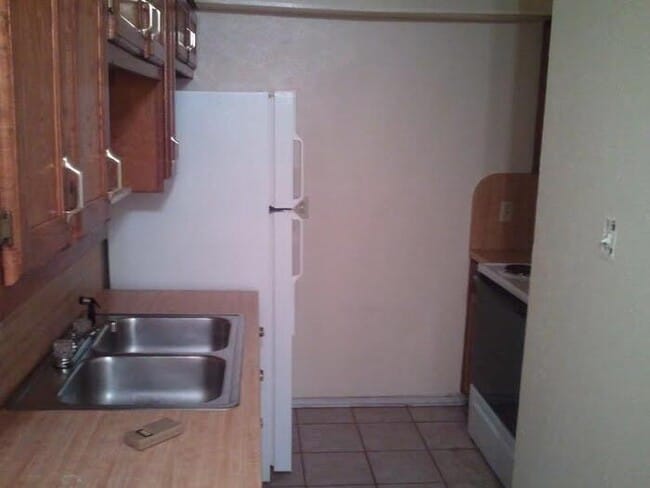 Building Photo - Pet Friendly 3 Bed, 2 Bath Brick Duplex : Easy to Qualify, Quiet Cul-de-Sac Location