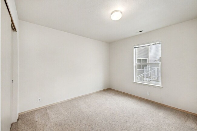 Building Photo - 4 bed 2.5 bath available now in Bothell