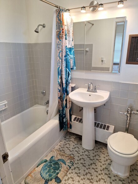Master bath - 4200 N Marine Dr