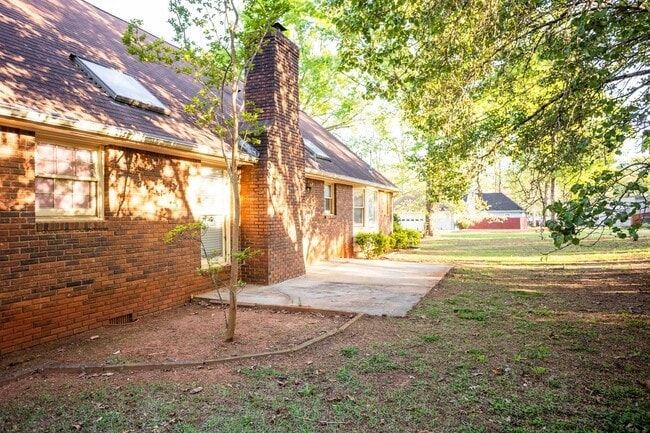 Building Photo - 3301 Sams Way SE